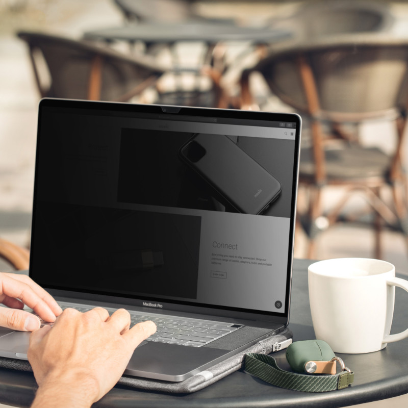Moshi Umbra - Folia ochronna na ekran MacBook Pro 14" (M3/M2/M1/2023-2021) z filtrem prywatyzującym (czarna ramka)