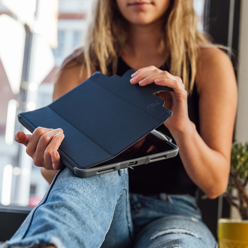 STM Dux Plus - Etui pancerne iPad 11" (2025) / 10.9" (2022) MIL-STD-810G z uchwytem Apple Pencil (Midnight Blue)
