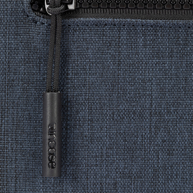 Incase Compact Sleeve in Woolenex - Pokrowiec z kieszenią MacBook Pro 14" (M4/M3/M2/M1/2024-2021) (granatowy)
