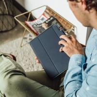 STM Dux Plus - Etui pancerne iPad 11" (2025) / 10.9" (2022) MIL-STD-810G z uchwytem Apple Pencil (Midnight Blue)