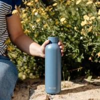 Quokka Solid - Butelka termiczna ze stali nierdzewnej 630 ml (Stone Blue)