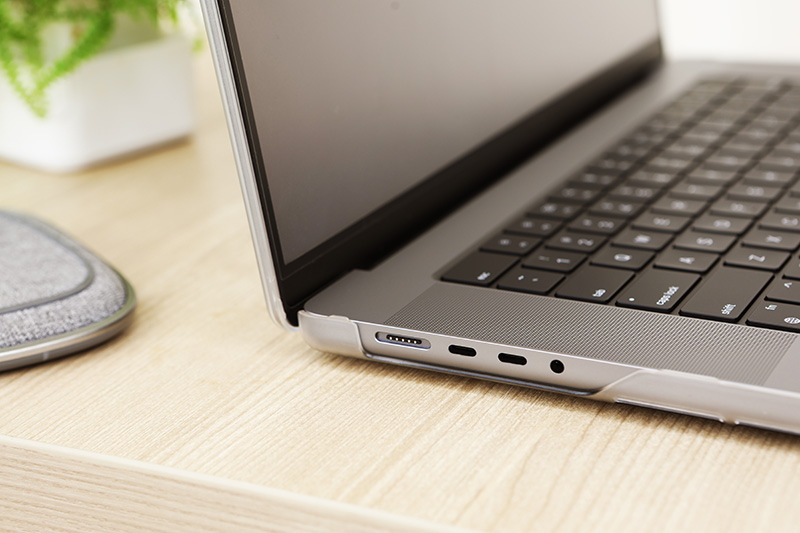 Moshi iGlaze Hardshell Case - Obudowa MacBook Air 13.6" M4 (2025) / M3 (2024) / M2 (2022) (Stealth Clear)